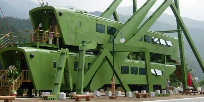 Uniknya Cafe Berbentuk Belalang Raksasa