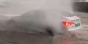 Viral Video Tesla Rp1,5 Miliar Terobos Banjir, Endingnya Mengejutkan