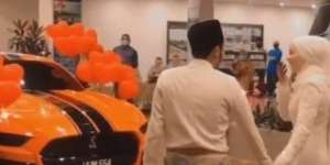 Buah Sabar 8x Tunda Nikah Karena Pandemi, Mempelai Diberi Kado Mobil dari Suami