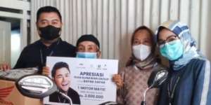 Tersentuh Kakek Bersepeda 15 Km Demi Vaksin, Ivan Gunawan Belikan Motor Matic