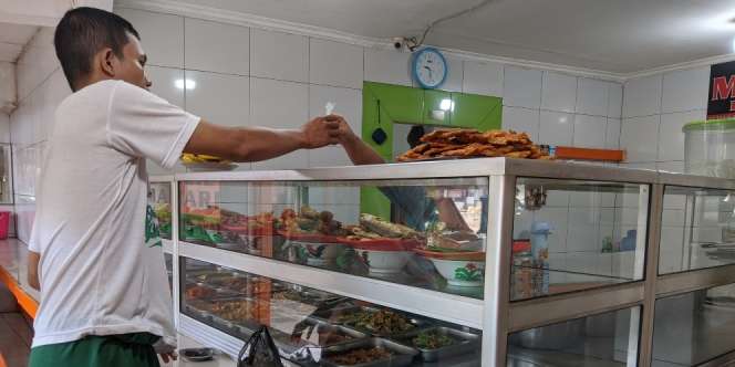 Makan di Warteg di Jakarta Harus Tunjukkan Sertifikat Vaksin Atau Bawa Pulang