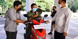 Jadi Inspirasi, Kakek Gowes 15 Km Demi Vaksin Dihadiahi Motor