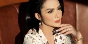 6 Gaya Busana Seleb Cantik saat Ngantor di DPR, Modis Namun Formal