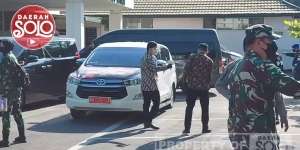 Viral Momen Gibran dan Ajudan Saling Semprot Disinfektan Bikin Salut