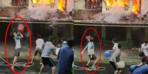 Warga Sibuk Padamkan Api, Aksi Pria Bawa Ember Merah Ini Bikin Emosi