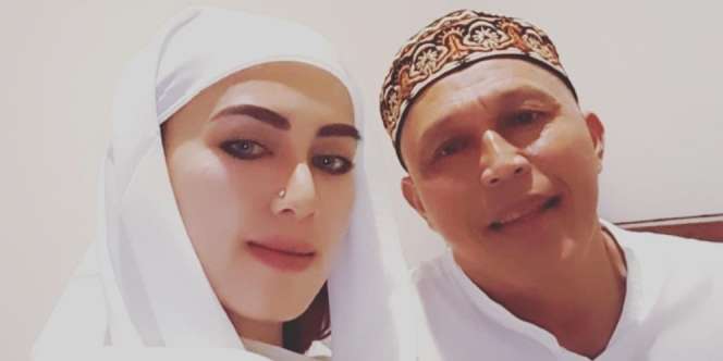 Foto Istri Cantik Bang Tigor yang Usianya Terpaut 24 Tahun