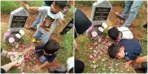Nyesek Banget, Anak Peluk Makam Ibunya: Assalamu'alaikum, Mama Lagi Ngapain?