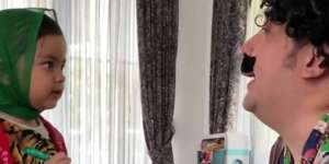 Bocah Perempuan Main Restoran di Rumah Bareng Ayah, Lucu Banget!