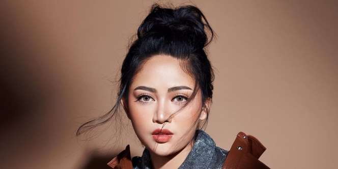 Pesona Rachel Vennya Pakai `Kemben` saat Dinner di Rumah