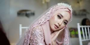 Aplikasikan Highlighter di 4 Area Wajah Agar Terlihat Glowing Tahan Lama