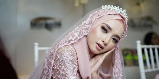 Aplikasikan Highlighter di 4 Area Wajah Agar Terlihat Glowing Tahan Lama
