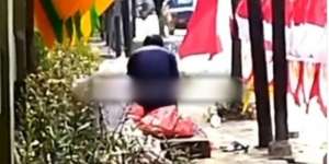 Masya Allah, Pedagang Bendera Tak Tinggalkan Sholat meski di Trotoar