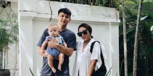Girang Sampai Digendong, Penampilan Istri Marcell Darwin Bikin Riuh IG