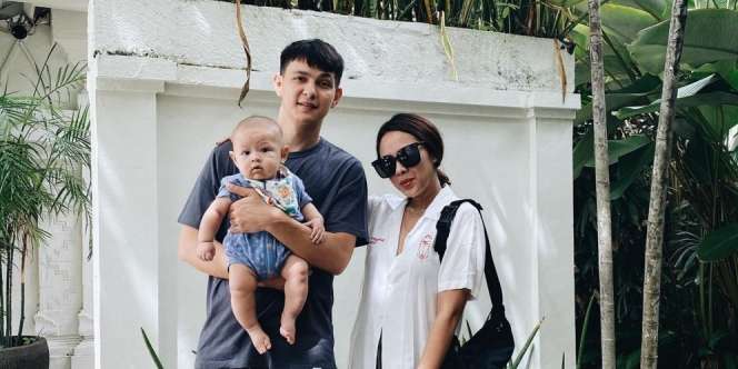 Girang Sampai Digendong, Penampilan Istri Marcell Darwin Bikin Riuh IG
