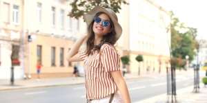 5 Tips Buat Outfit Netral Lebih Berwarna