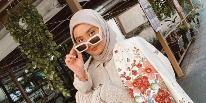 Padu Padan Kece Blazer Berwarna ala Selebgram Nabila Hatifa