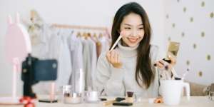 4 Cara Praktis Membersihkan Alat Makeup