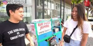 Berawal dari Utang, Begini Kisah Cewek Jepang Jualan Kue Putu di Bali