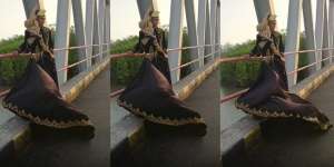 Foto Prewedding di Jembatan Cinta, Ada yang Muncul dari Dalam Rok Si Wanita
