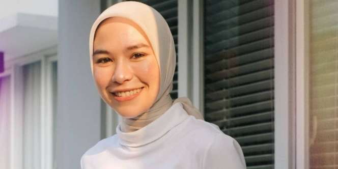 Padu Padan Putih Pink ala Tania Ray Mina, Feminin dan Menawan!  