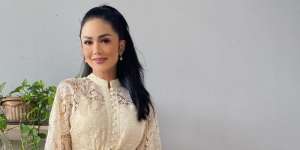 Kaus Simple KD Foto Bareng Aurel & Atta, Ternyata Harganya Rp18,6 Juta
