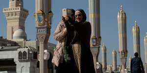 Imam Masjid di Madinah Sentil Kelakuan Selfie Jemaah Indonesia di Masjid Nabawi