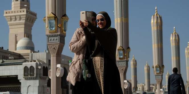 Imam Masjid di Madinah Sentil Kelakuan Selfie Jemaah Indonesia di Masjid Nabawi