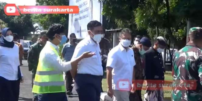 Momen Gibran Dihadang Polisi Saat Mau Masuk Mobil Luhut Terekam Kamera