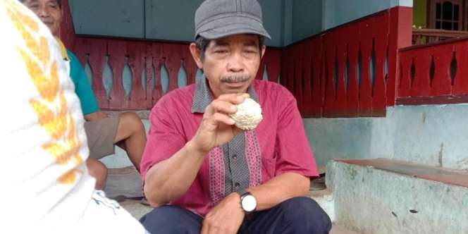 Warga Dapat Beras Batu, Gubernur Banten Malah Pamer Makan Nasgor Kambing