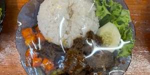 Viral Supermarket Jual Nasi Ayam Beserta Piring, Harganya Anak Kos Banget!
