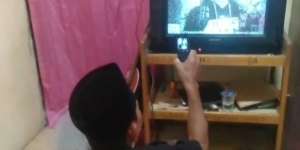 Si Pria Rekam Siaran TV dengan HP Jadul, Alasan Dibaliknya Bikin Hati Teriris