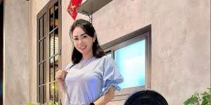 Belanja Mi Instan dan Buah, Penampilan Femmy Permatasari Tetap Cetar