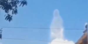 Viral Penampakan Awan Berbentuk Seperti Manusia di Surabaya