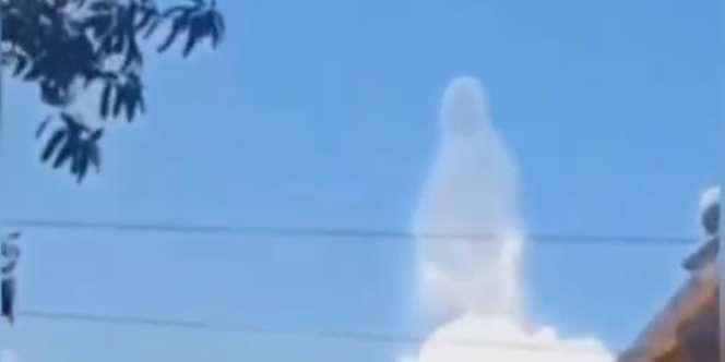 Viral Penampakan Awan Berbentuk Seperti Manusia di Surabaya