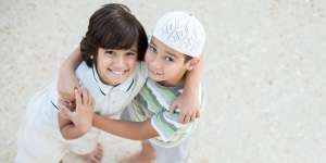 Sayangi Anak Yatim di Bulan Muharram, Libatkan Buah Hati