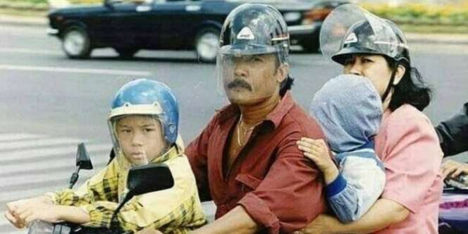 Potret Pemotor Jaman Jadul, Netizen Langsung Salfok ke Helmnya