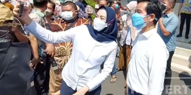 Momen Gibran Dimintai Foto Cewek Cantik, Ternyata Bukan Orang Sembarangan
