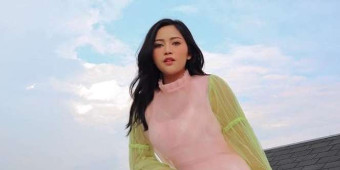 Rachel Vennya Berpose bak Model, Gayanya Banjir Pujian