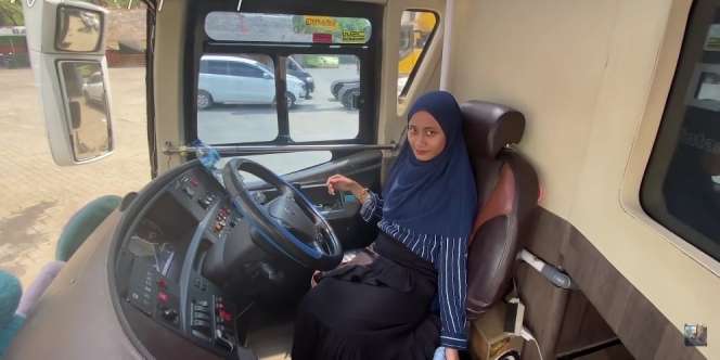Putri Bos PO. Bintang Katulistiwa Beli Air Mineral di Minimarket Pakai Bus