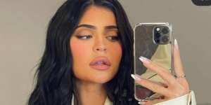 Kylie Jenner Habiskan 3,5 Jam untuk Merias Wajah, Serasa Pergi Jakarta-Bandung!