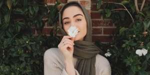 5 Ide Tampil Kece dengan Pashmina Crinkle