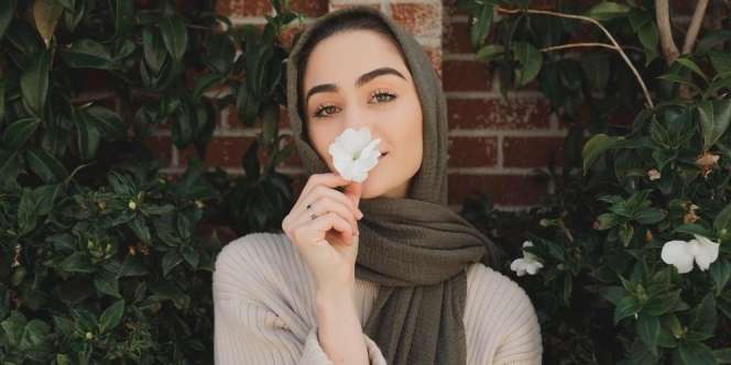 5 Ide Tampil Kece dengan Pashmina Crinkle