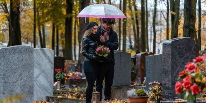 Cinta Suami Istri Ini Bersemi di Depan Makam Keluarga