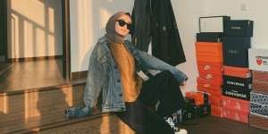 Glamor hingga Kasual, Intip Mix and Match Jaket ala Selebgram Helmi Nursifah