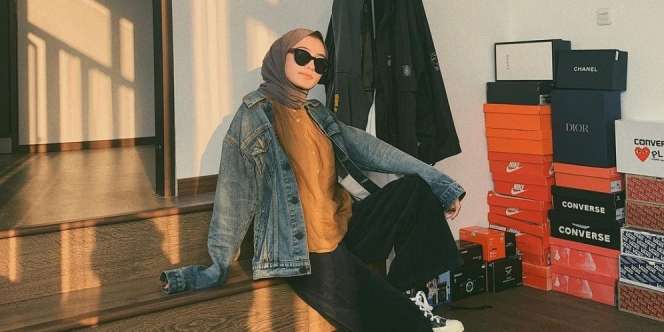Glamor hingga Kasual, Intip Mix and Match Jaket ala Selebgram Helmi Nursifah