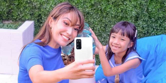 Putri Sulung Bongkar Kebiasaan Ayu Dewi yang Bikin Ayahnya Marah