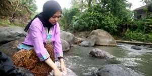 Seger! Begini Momen Gadis Desa Cantik Cuci Pakaian di Sungai Air Bening