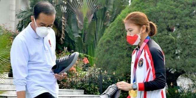 Di-Like 829 Ribu Netizen, Lihat Gaya Jokowi Promosi Sneakers Greysia Polii