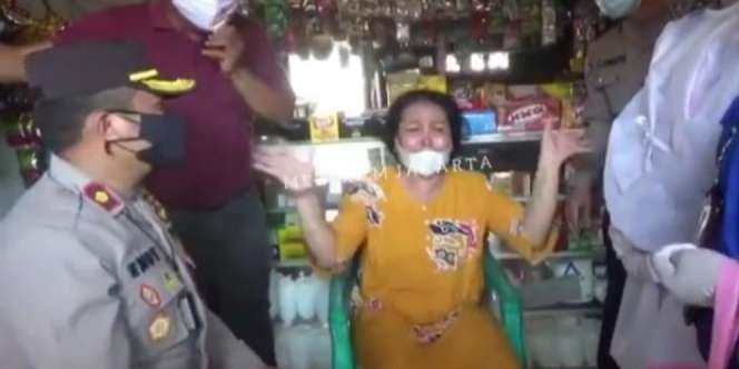 Kocak! Emak-Emak Berdaster Ini Pilih Ajak Berantem Kapolsek Ketimbang Divaksin