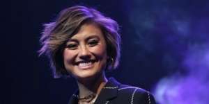 8 Potret Langka Agnez Mo Terlihat Aneh